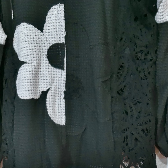 NEW! Davi & Dani Hoodie Oversized Knit Top with Flower Patch & Lace Sz’s L-M-S - Picture 10 of 12